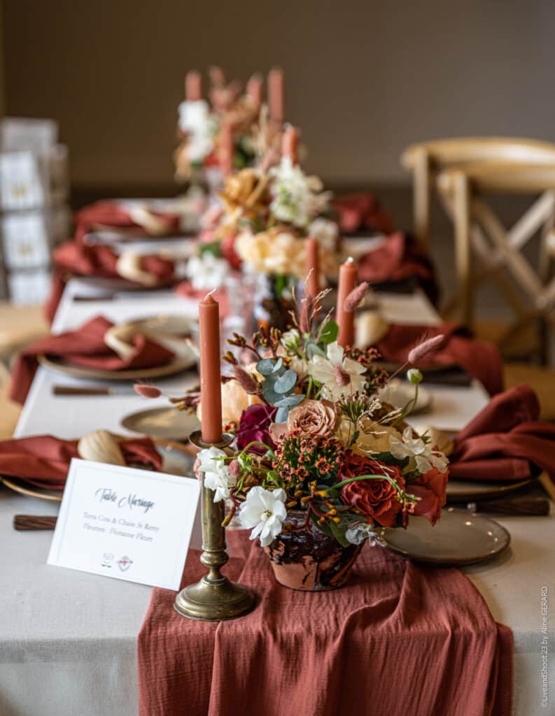 Décoration Table Mariage Terracotta Rustique et Chic Table de mariage terracotta, fleurs et bougies. Carte 'Table Mariage' dans une ambiance chaleureuse et rustique.